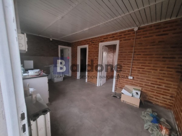 CASA + DEPARTAMENTOS CALLE 8 E/ 23 Y 25 - GRAL. PICO -  EXCELENTE PROPIEDAD