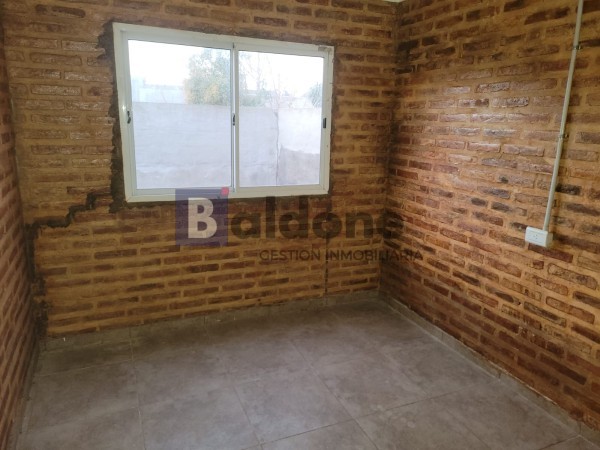 CASA + DEPARTAMENTOS CALLE 8 E/ 23 Y 25 - GRAL. PICO -  EXCELENTE PROPIEDAD