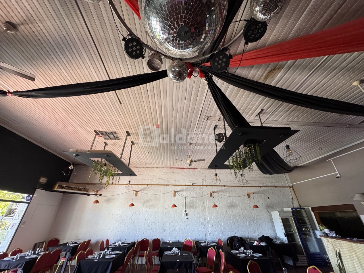 EN VENTA - SALON COMERCIAL - CALLE 25 e/ AVDA Y 16 - GRAL. PICO