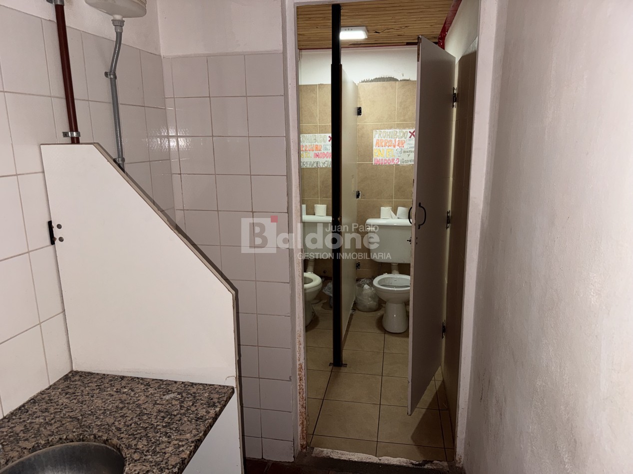 EN VENTA - SALON COMERCIAL - CALLE 25 e/ AVDA Y 16 - GRAL. PICO