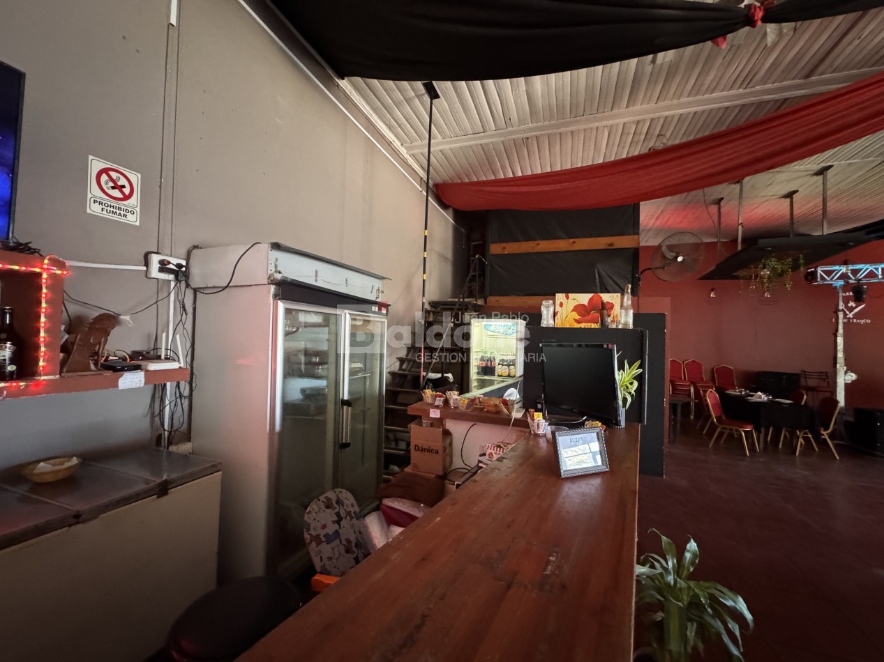 EN VENTA - SALON COMERCIAL - CALLE 25 e/ AVDA Y 16 - GRAL. PICO