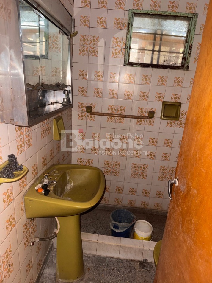 Casa con departamento en venta - Calle 24 e/ 21 y vias - General Pico, La Pampa