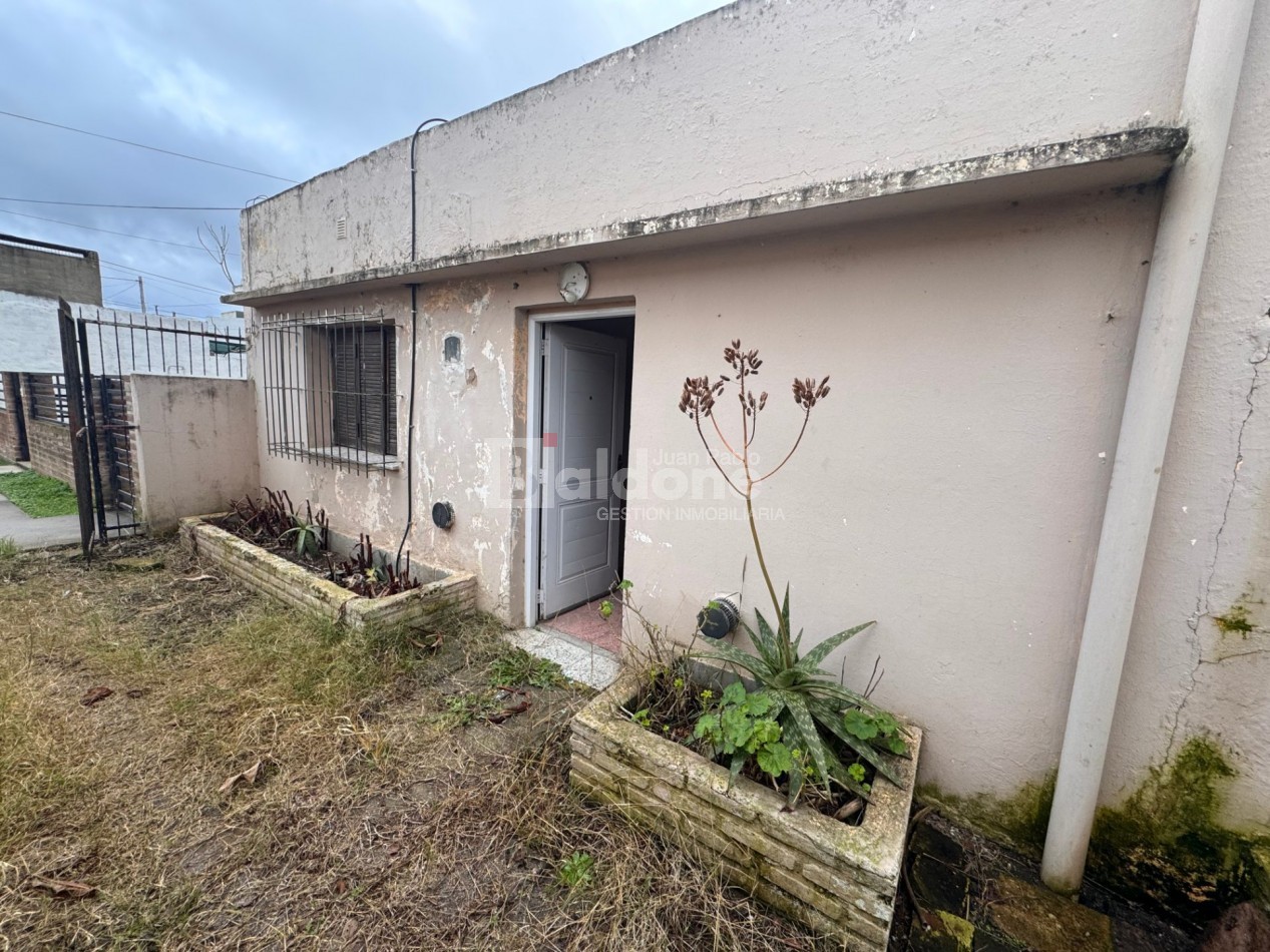 Casa con departamento en venta - Calle 24 e/ 21 y vias - General Pico, La Pampa