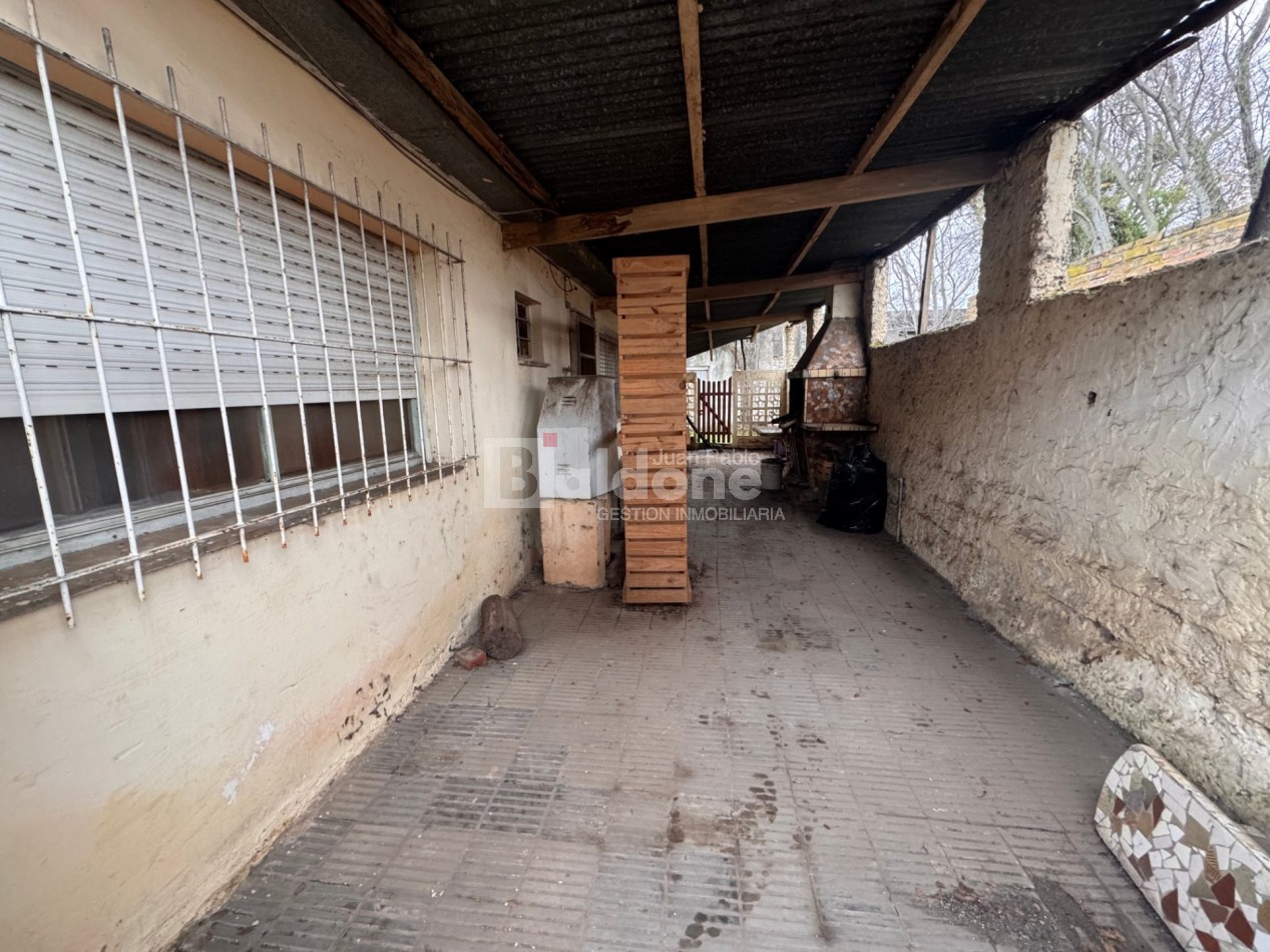 Casa con departamento en venta - Calle 24 e/ 21 y vias - General Pico, La Pampa