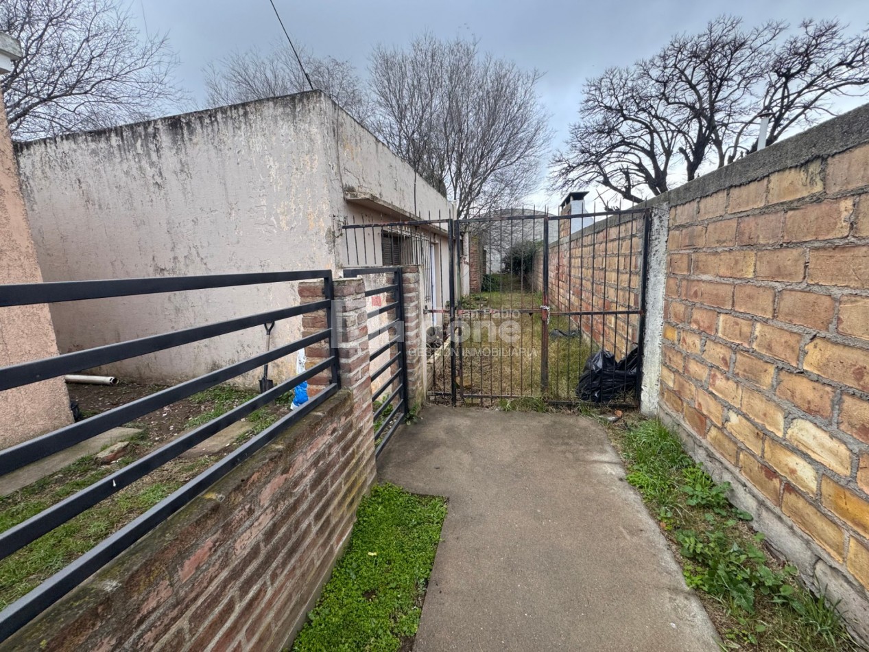 Casa con departamento en venta - Calle 24 e/ 21 y vias - General Pico, La Pampa