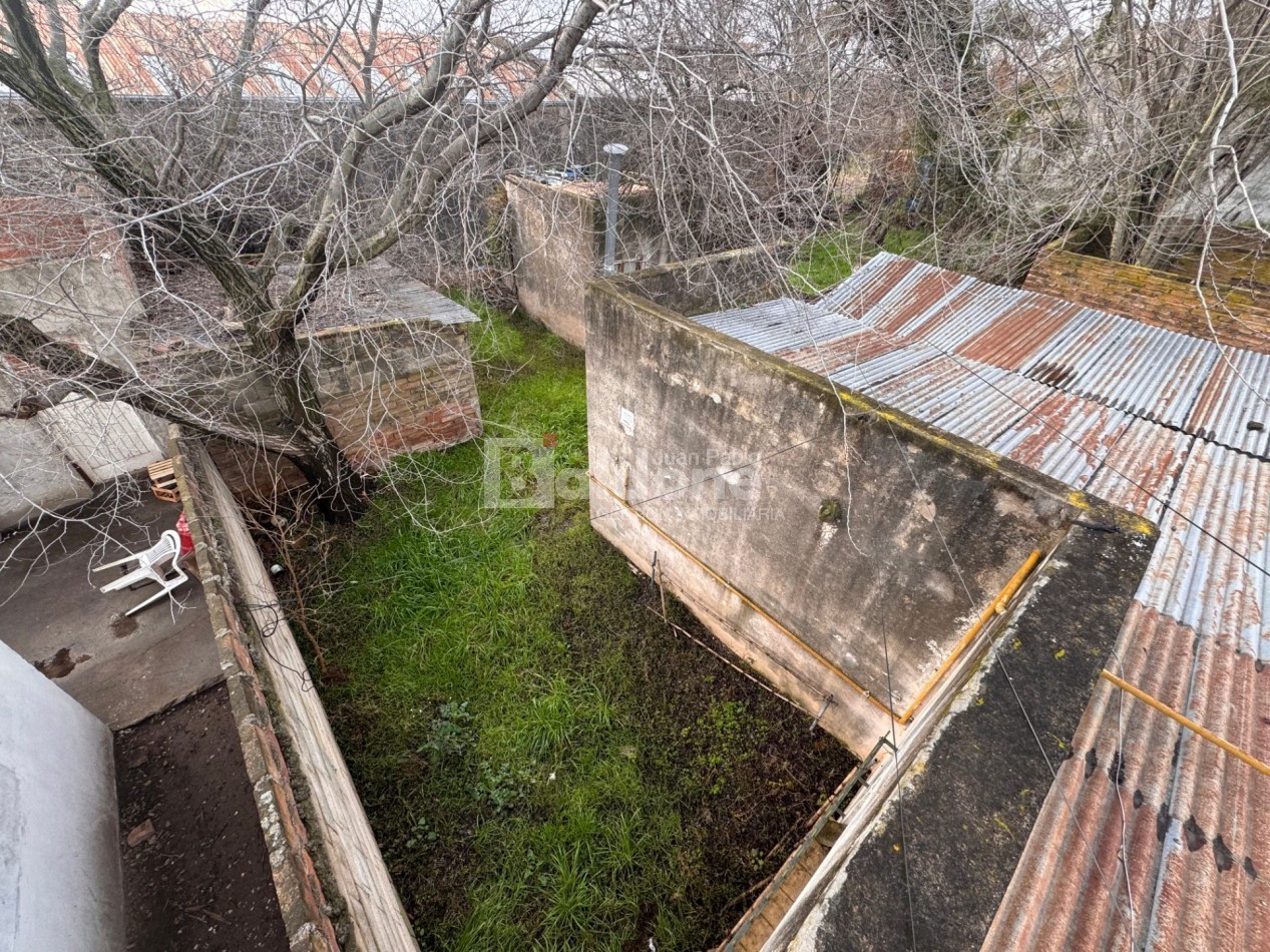 Casa con departamento en venta - Calle 24 e/ 21 y vias - General Pico, La Pampa