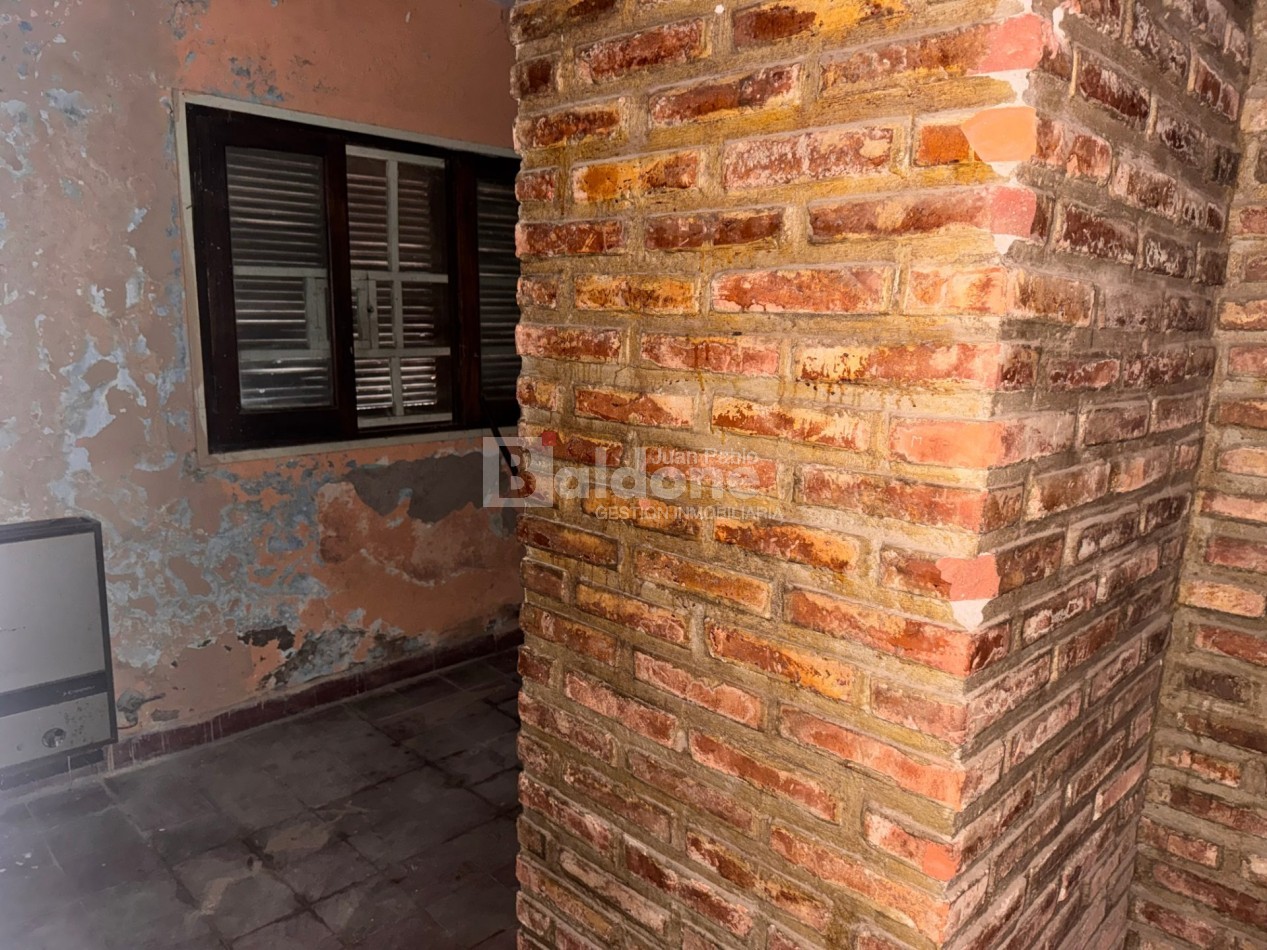Casa con departamento en venta - Calle 24 e/ 21 y vias - General Pico, La Pampa