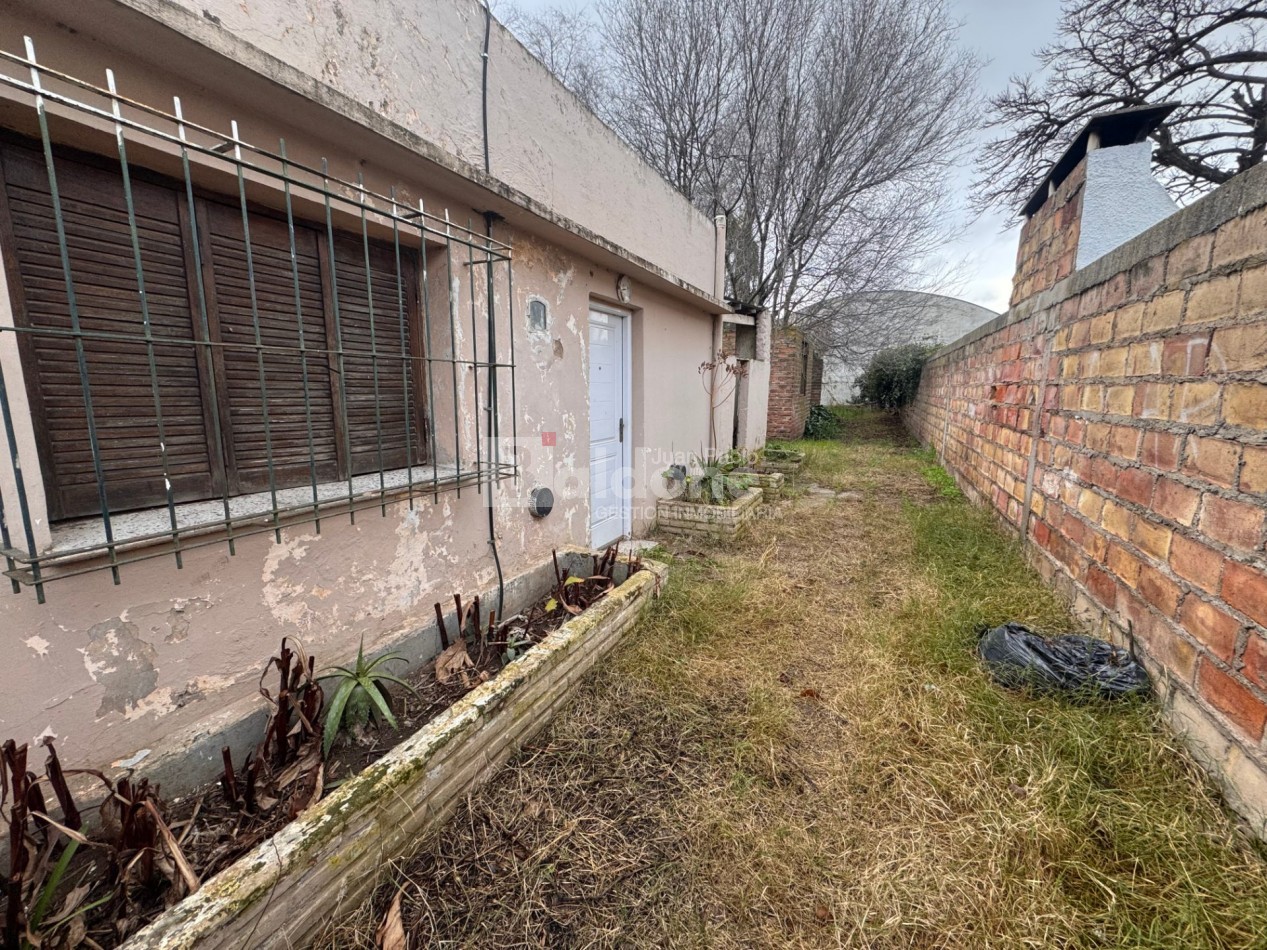 Casa con departamento en venta - Calle 24 e/ 21 y vias - General Pico, La Pampa