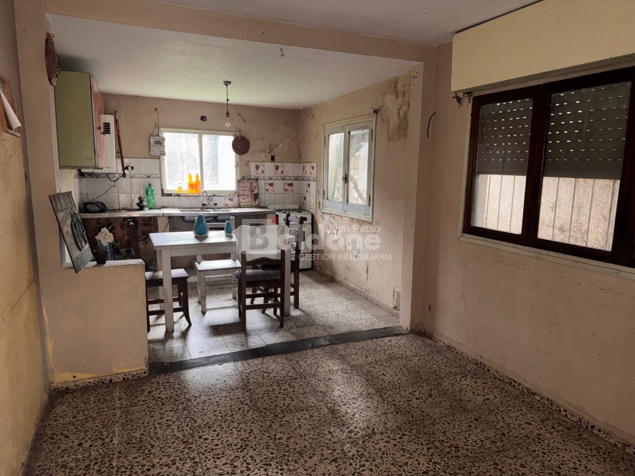 Casa con departamento en venta - Calle 24 e/ 21 y vias - General Pico, La Pampa