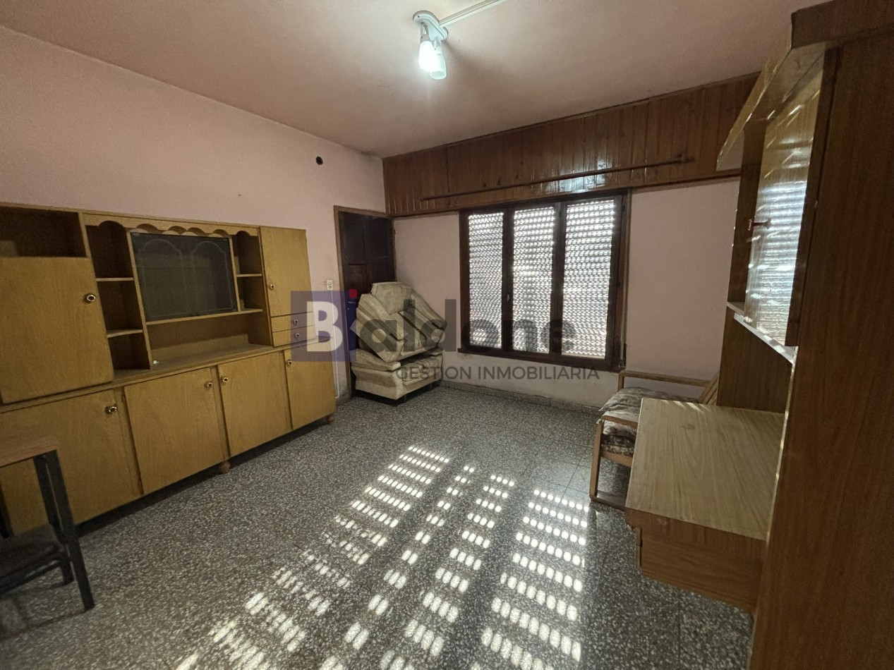 EN VENTA -  AMPLIA CASA SOBRE CALLE 2 E/ 21 Y 23 - GRAL, PICO