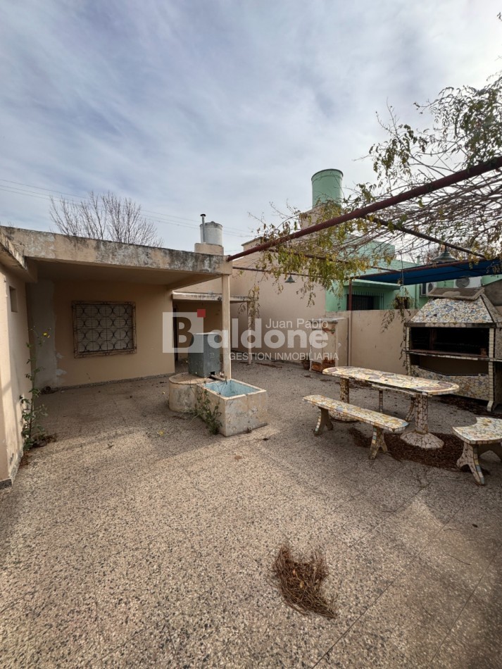 EN VENTA - AMPLIA CASA - CALLE 3 ENTRE 26 Y 28 -GRAL. PICO - LA PAMPA