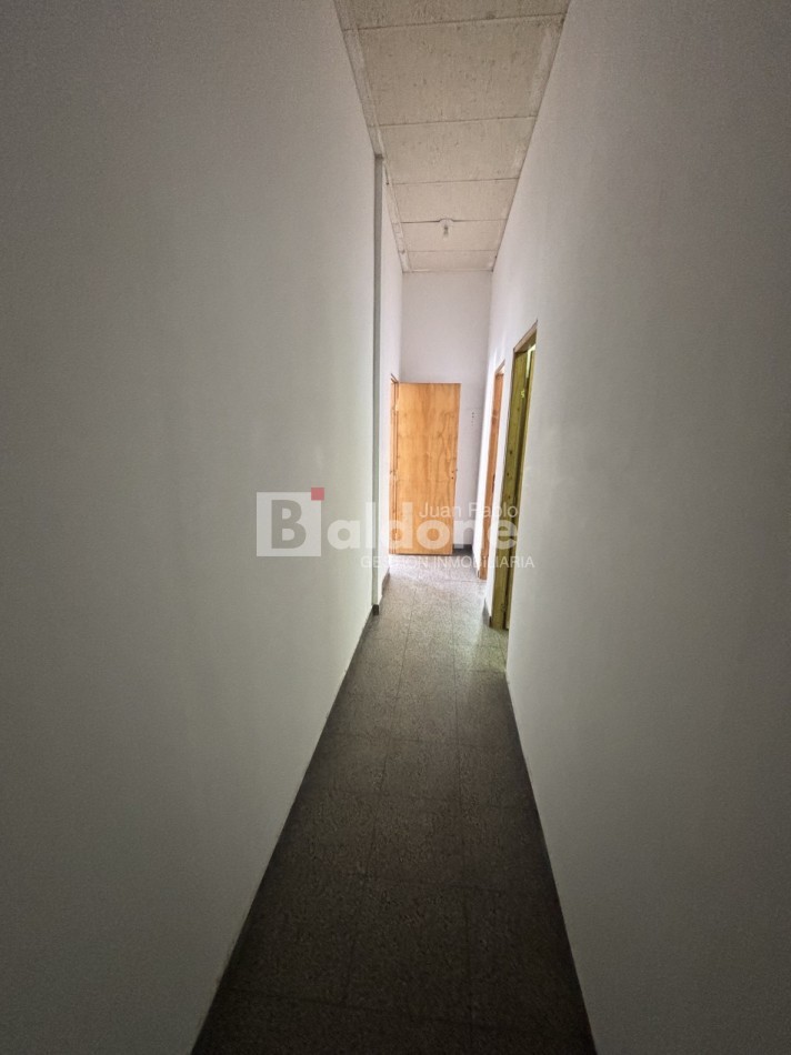 EN ALQUILER  - LOCAL COMERCIAL - CALLE 31 ESQ. 102 - GRAL. PICO