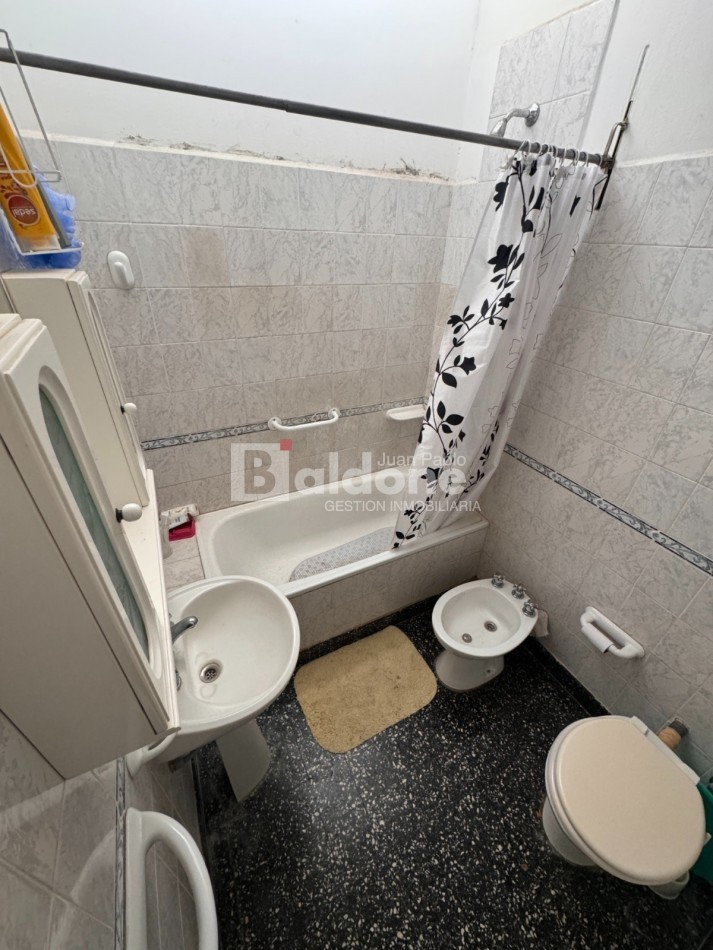 EN VENTA - AMPLIA CASA - CALLE 3 ENTRE 26 Y 28 -GRAL. PICO - LA PAMPA