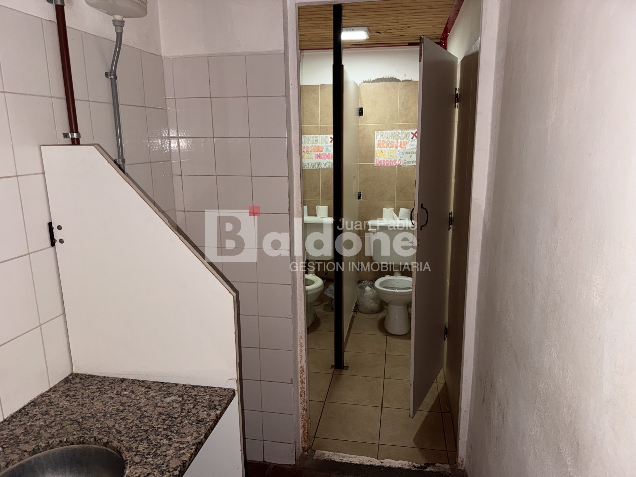 EN VENTA - SALON COMERCIAL - CALLE 25 e/ AVDA Y 16 - GRAL. PICO