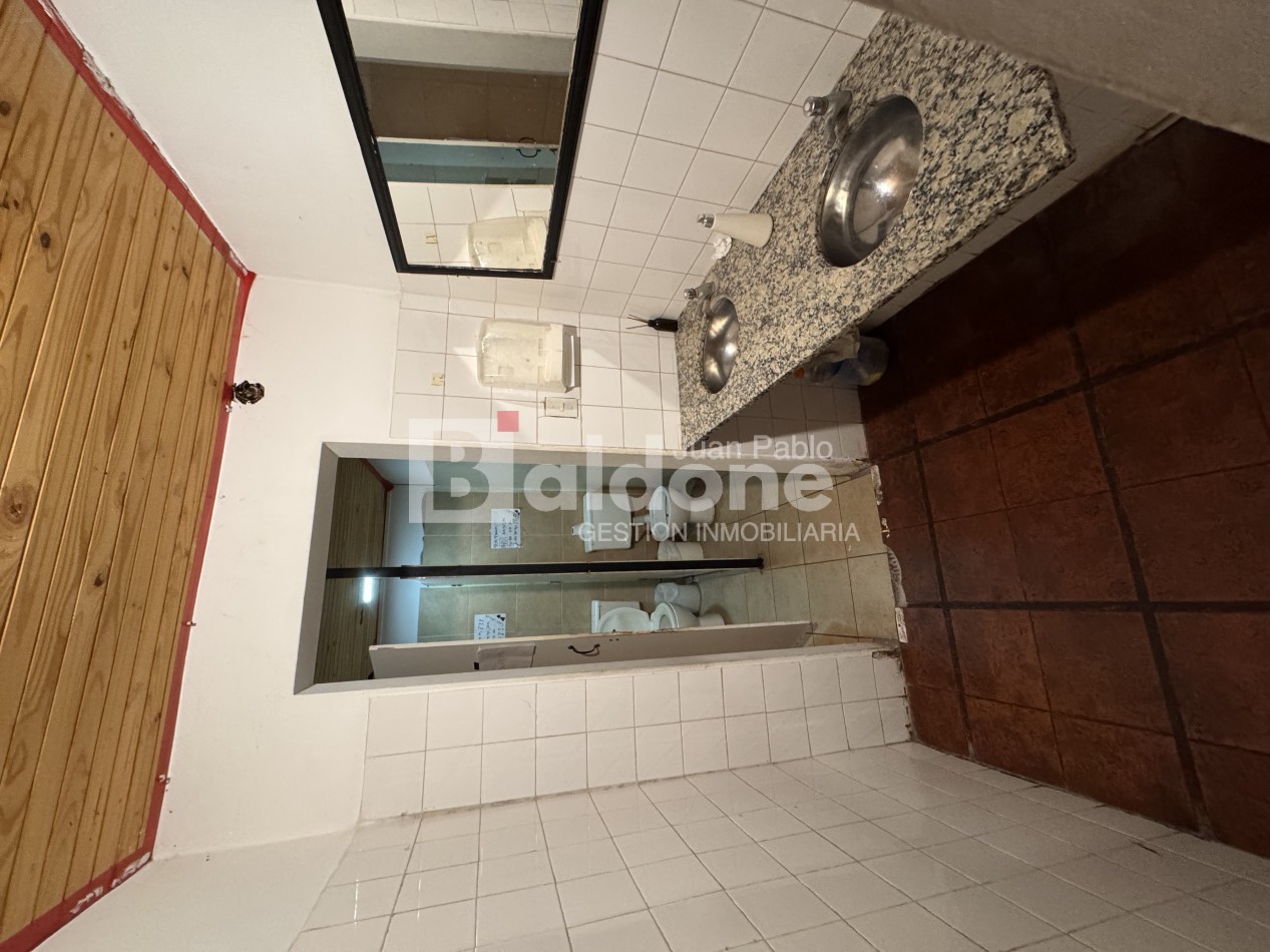 EN VENTA - SALON COMERCIAL - CALLE 25 e/ AVDA Y 16 - GRAL. PICO