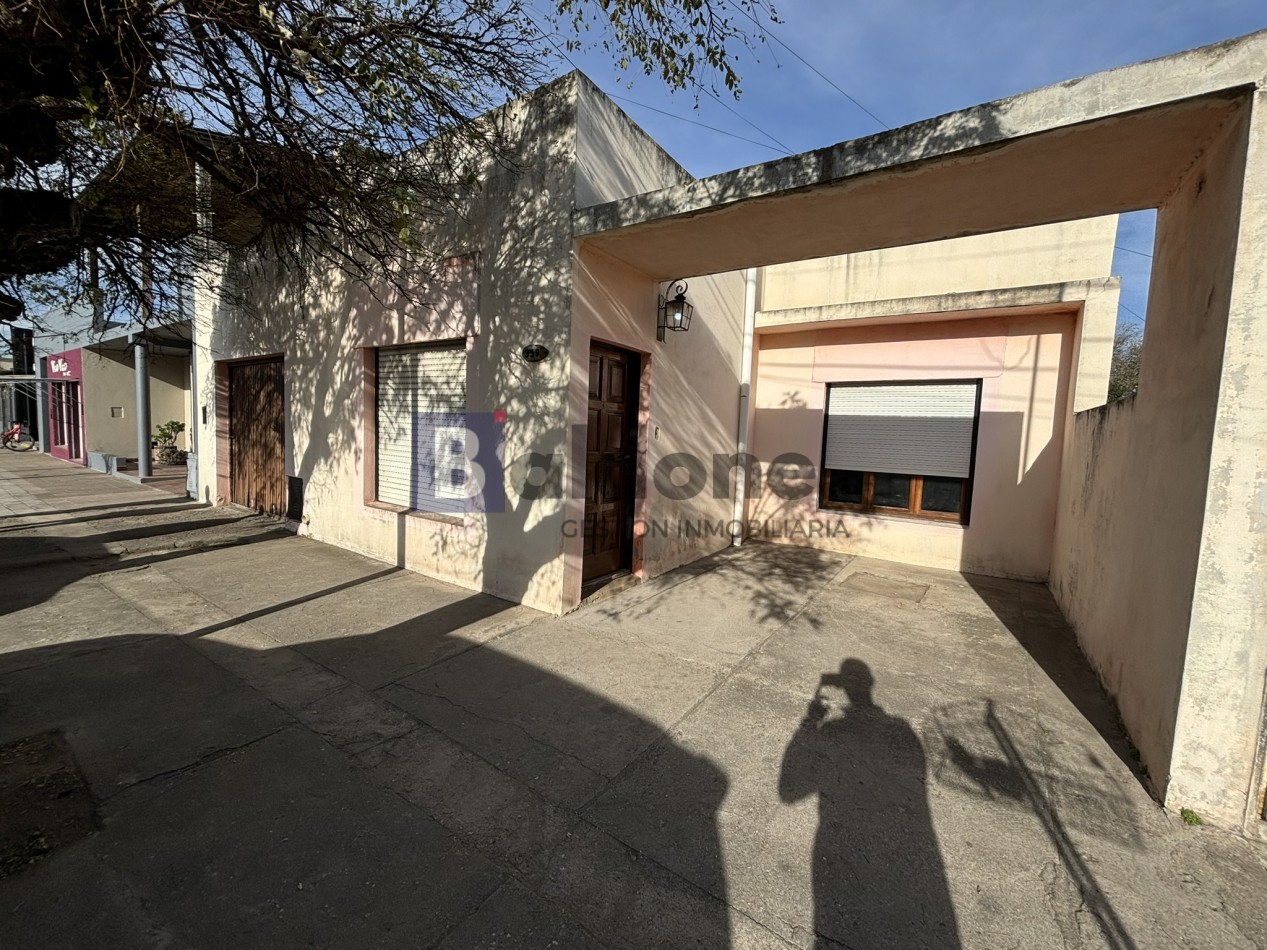 EN VENTA -  AMPLIA CASA SOBRE CALLE 2 E/ 21 Y 23 - GRAL, PICO