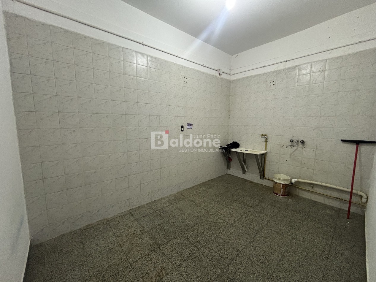 EN ALQUILER  - LOCAL COMERCIAL - CALLE 31 ESQ. 102 - GRAL. PICO