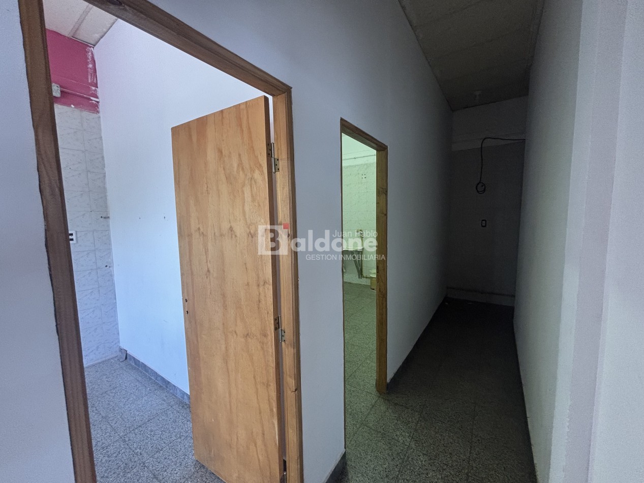 EN ALQUILER  - LOCAL COMERCIAL - CALLE 31 ESQ. 102 - GRAL. PICO