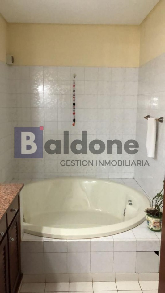 EN VENTA - Exclusiva y amplia casa en General Pico 