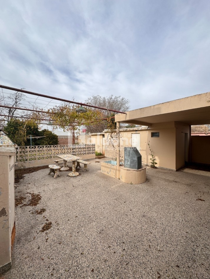 EN VENTA - AMPLIA CASA - CALLE 3 ENTRE 26 Y 28 -GRAL. PICO - LA PAMPA