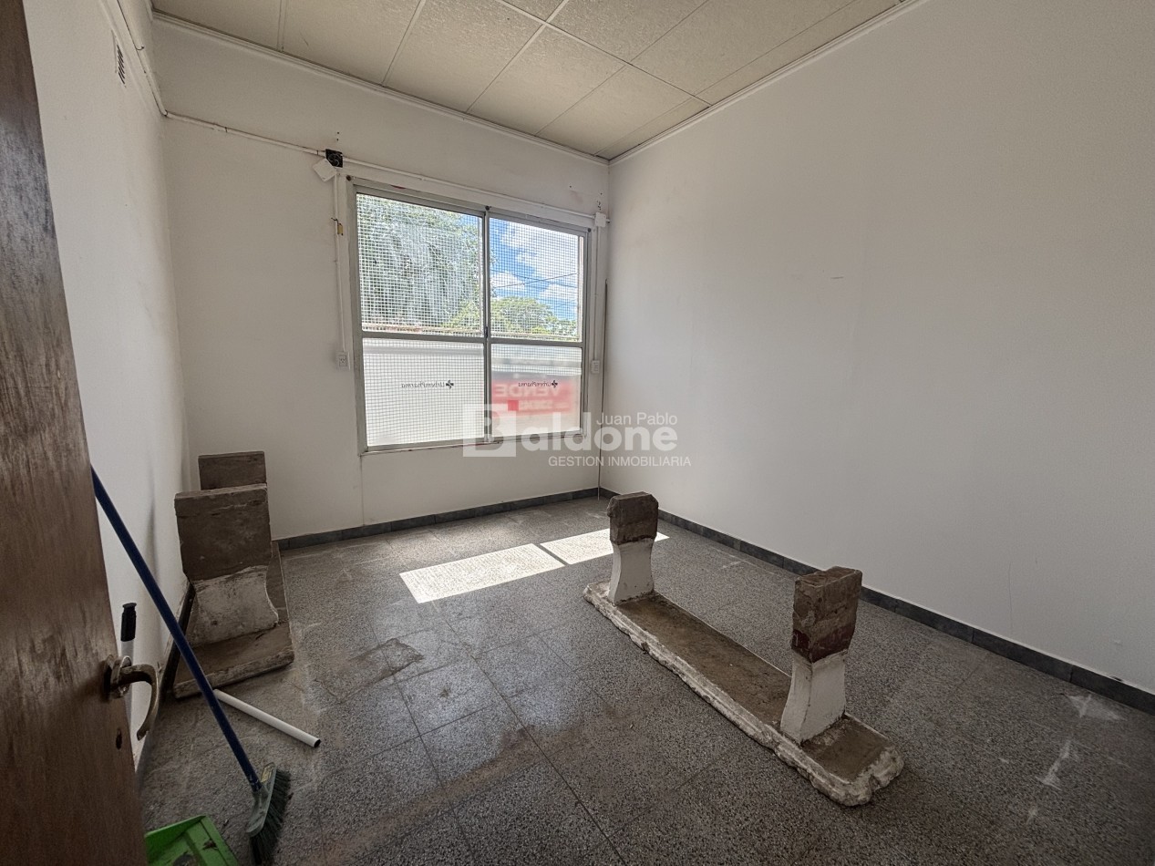 EN ALQUILER  - LOCAL COMERCIAL - CALLE 31 ESQ. 102 - GRAL. PICO