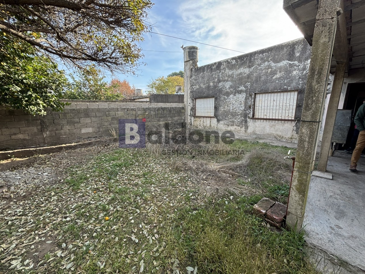 EN VENTA -  AMPLIA CASA SOBRE CALLE 2 E/ 21 Y 23 - GRAL, PICO