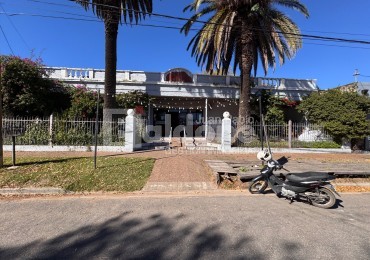 EN VENTA - SALON COMERCIAL - CALLE 25 e/ AVDA Y 16 - GRAL. PICO