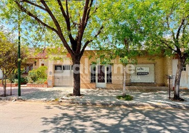 EN VENTA - AMPLIA CASA - CALLE 3 ENTRE 26 Y 28 -GRAL. PICO - LA PAMPA